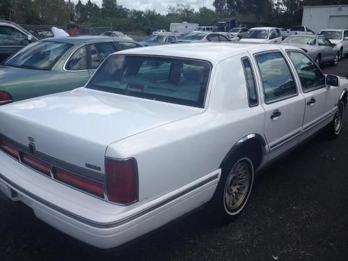 1997 lincoln towncar  // white on white // remote start // nice car