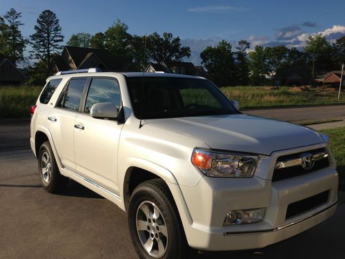 2013 fully loaded blizzard pearl/black leather 4wd 4runner sr5 only 1800 miles!