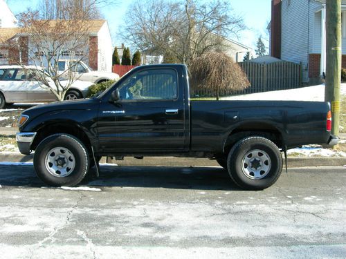 Toyota tacoma 4x4 5spd no reserve nice truck no rust