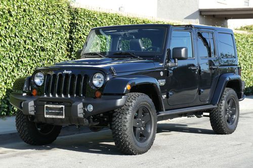 2013 jeep wrangler unlimited rubicon 4-door 5k miles.. mint condition! navi heat