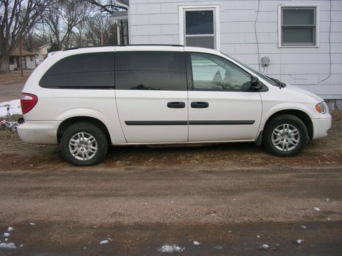 2006 white dodge grand caravan  cd player,dvd player,and stow and go seating