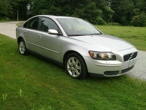 2006 volvo s40 navigation, bluetooth, sunroof, heated seats, gas saver, nice!!!