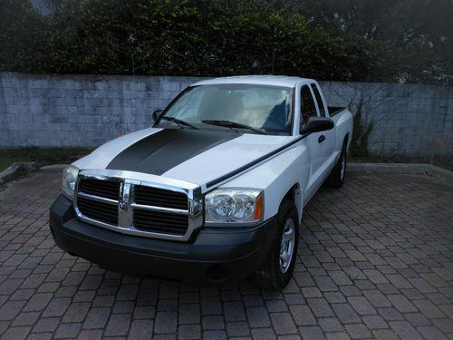 2005 dodge dakota st 3.7l v6 extended club cab 2d automatic very nice condition