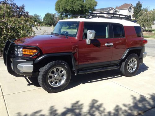 2011 toyota fj cruiser, 13,800 miles, excellent like new condition, red color