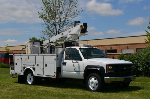 2002 chevrolet silverado 3500 hd bucket truck fiber glass service body!