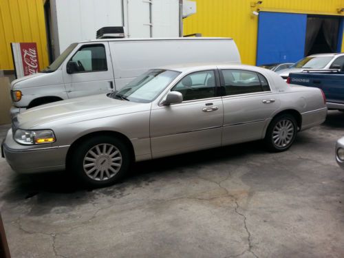 2005 Lincoln Town Car Signature Sedan 4-Door 4.6L, image 2