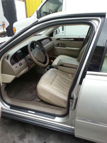 2005 Lincoln Town Car Signature Sedan 4-Door 4.6L, image 3