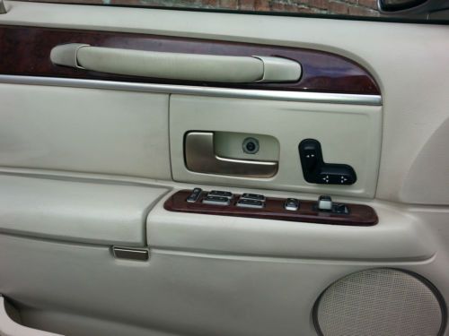 2005 Lincoln Town Car Signature Sedan 4-Door 4.6L, image 5