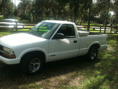 2000 Chevrolet S10 LS Standard Cab Pickup 2-Door 2.2L, image 2