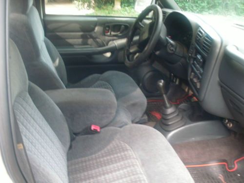 2000 Chevrolet S10 LS Standard Cab Pickup 2-Door 2.2L, image 4