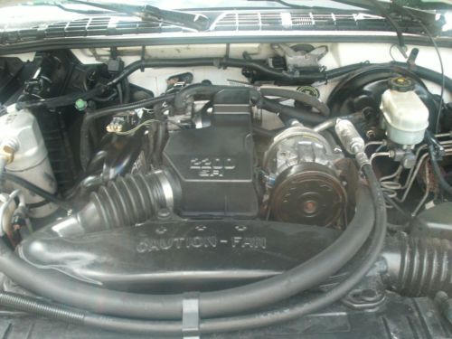 2000 Chevrolet S10 LS Standard Cab Pickup 2-Door 2.2L, image 6