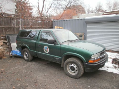 2000 s10 pickup with a leer cap &amp; saftey strobe lights