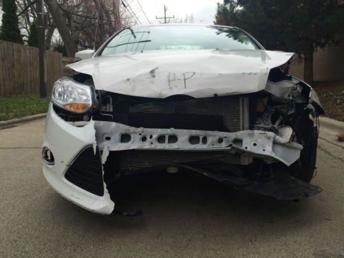 2012 Ford Focus SEL LOW 40K MILES FWD SALVAGE NO RESERVE SALVAGE, image 3