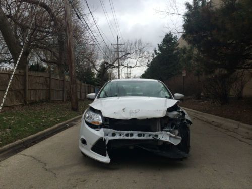 2012 Ford Focus SEL LOW 40K MILES FWD SALVAGE NO RESERVE SALVAGE, image 4