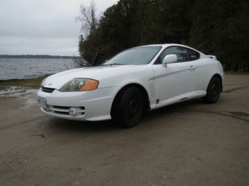 2003 white hyundai tiburon 4 cylinder 5 speed manual 256,000 km