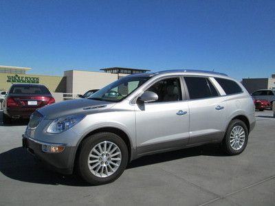 2008 awd silver v6 leather dvd miles:64k 3rd row suv