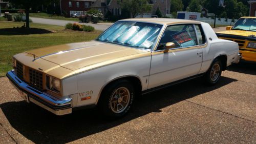 Hurst oldsmoblile 1979 w-30 white and gold