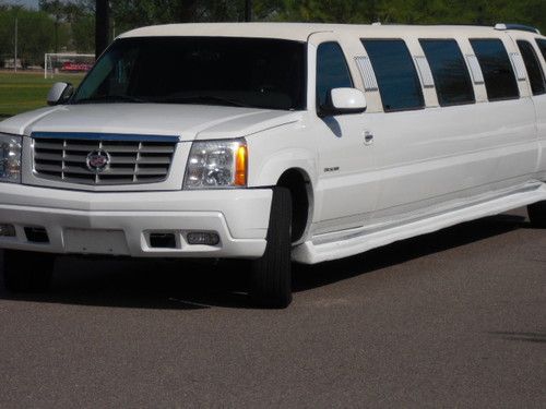 Limo cadillac escalade 2002 nice and clean very low miles has everything