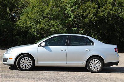 Volkswagen jetta s 4 dr sedan gasoline 2.5l 5 cyl reflex silver metallic