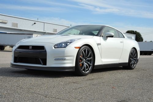2013 NISSAN GT-R / 1 OWNER / DEALER SERVICED / ABSOLUTELY FLAWLESS / WATCH VIDEO, image 1