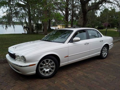 One owner*real clean xj8*cd*roof*parking sensors*books /carfax