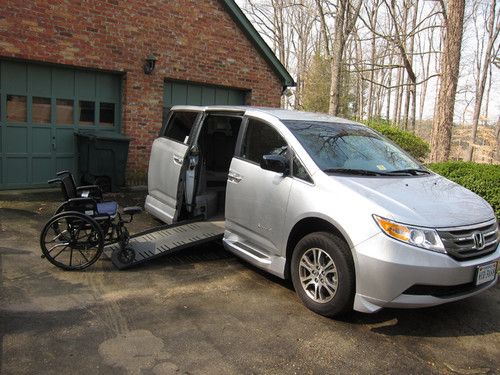 Low mileage 2011 honda odyssey ex 3.5l vtec braun ability wheelchair package