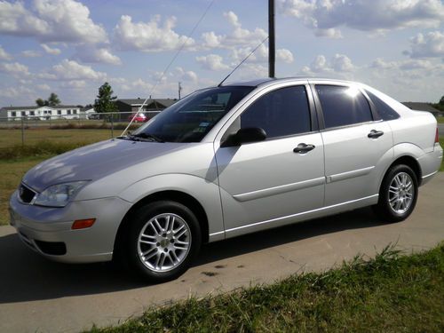2007 ford focus se 4-door runs and looks great!  cold ac tinted windows &amp; more!