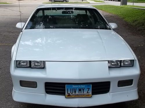 Beautiful white chevy iroc/z-28 camero 5.0l v8 4bl ohv full z-28 package!