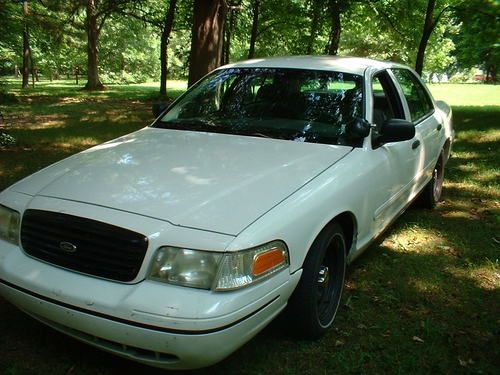 2000 Ford Crown Victoria, image 2