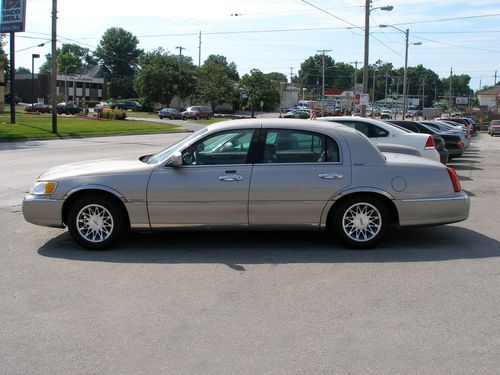 2000 Lincoln Town Car Signature Sedan 4-Door 4.6L - NO RESERVE, image 2
