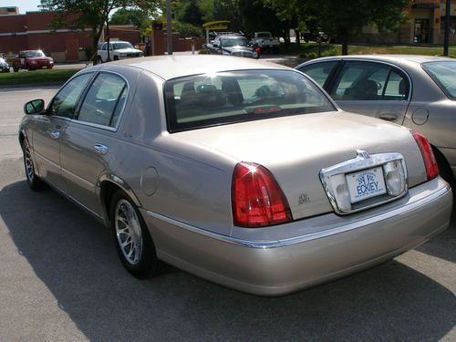 2000 Lincoln Town Car Signature Sedan 4-Door 4.6L - NO RESERVE, image 3