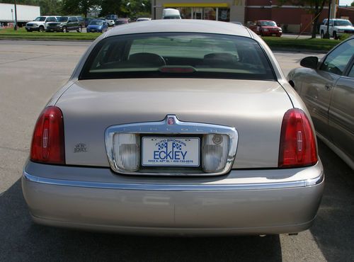 2000 Lincoln Town Car Signature Sedan 4-Door 4.6L - NO RESERVE, image 4