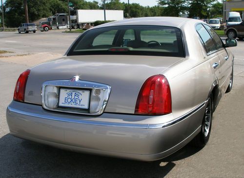 2000 Lincoln Town Car Signature Sedan 4-Door 4.6L - NO RESERVE, image 5