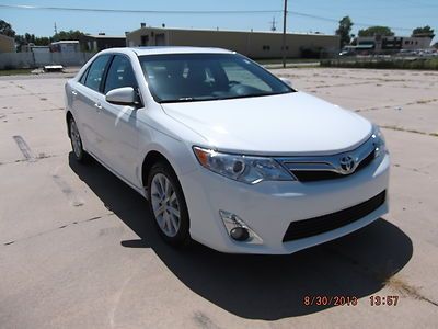 2012 white toyota camry xle 32,000 miles