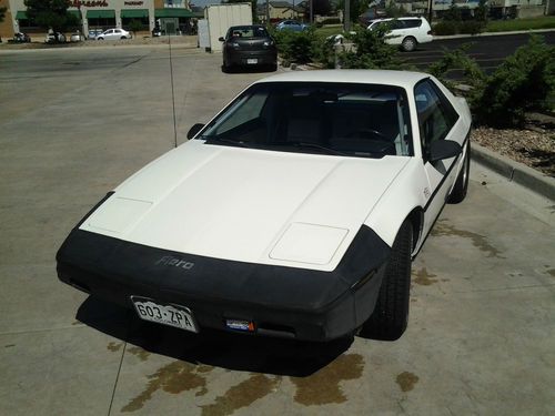 White 1985 pontiac fiero se