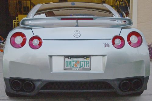 2009 nissan gt-r premium coupe 2-door 3.8l