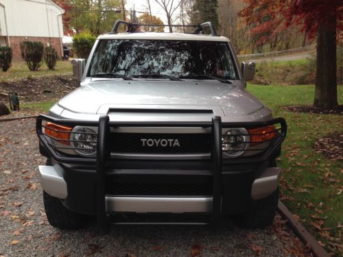 Toyota 2008 fj cruiser 4x4 silver with black, excellent condition with warranty!