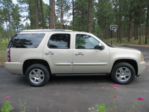 Beautiful 2007 gmc yukon denali awd with every option except nav!