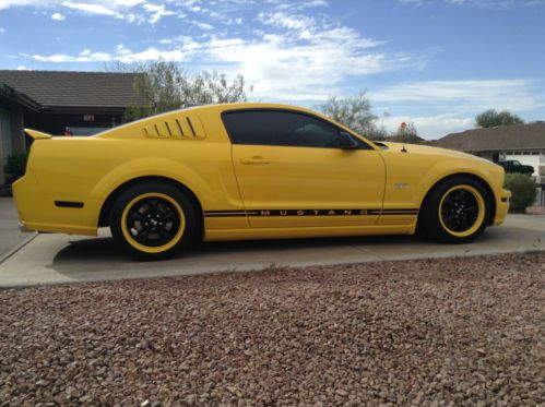 2005 Ford Mustang GT Coupe 2-Door 4.6L, image 2