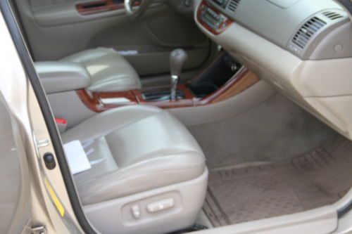 Toyota Camry XLE (leather, Sunroof, 6 Disc Changer), image 2