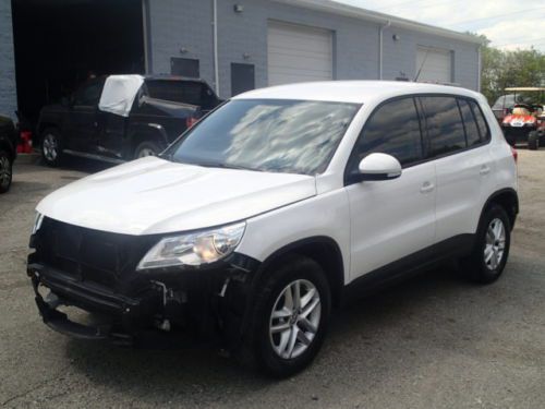 2011 volkswagen tiguan, salvage, damaged, wrecked, runs and drives