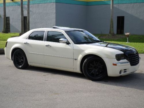 300c hemi 5.7l v8 2 tone off white and black leather interior sounds great