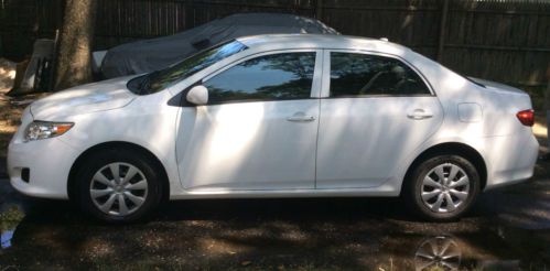 2010 toyota corolla le 4-door 1.8l white, excellent condition, low miles