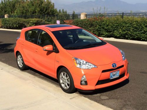 2013 toyota prius c four hatchback 4-door 1.5l with sunroof and navigation
