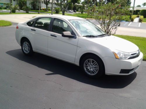 Ford focus se 2011 white great codition