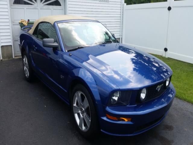 Ford: mustang gt convertible 2-door