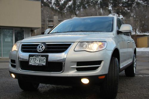 2010 volkswagen touareg vr6 sport utility 4-door 3.6l with &lt; 27000 miles