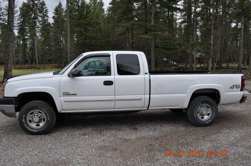 04 chevy 2500 hd 4x4 duramax diesel,  no reserve