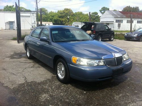 1999 lincoln town car executive sedan 4-door 4.6l