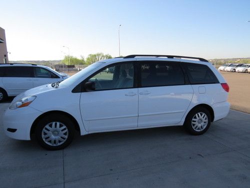 2008 toyota sienna le mini passenger van 5-door 3.5l 8 passenger